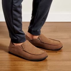 Olukai Kipuka Hulu Men's Leather Slippers Toffee Footwear